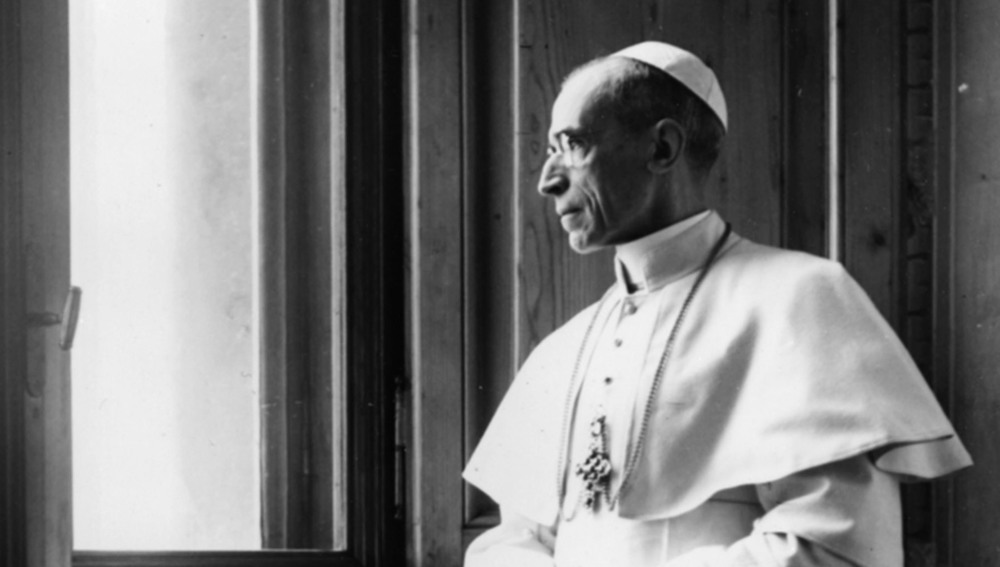 Papst Pius XII. schaut am 15. März 1949 aus einem Fenster im Vatikan.