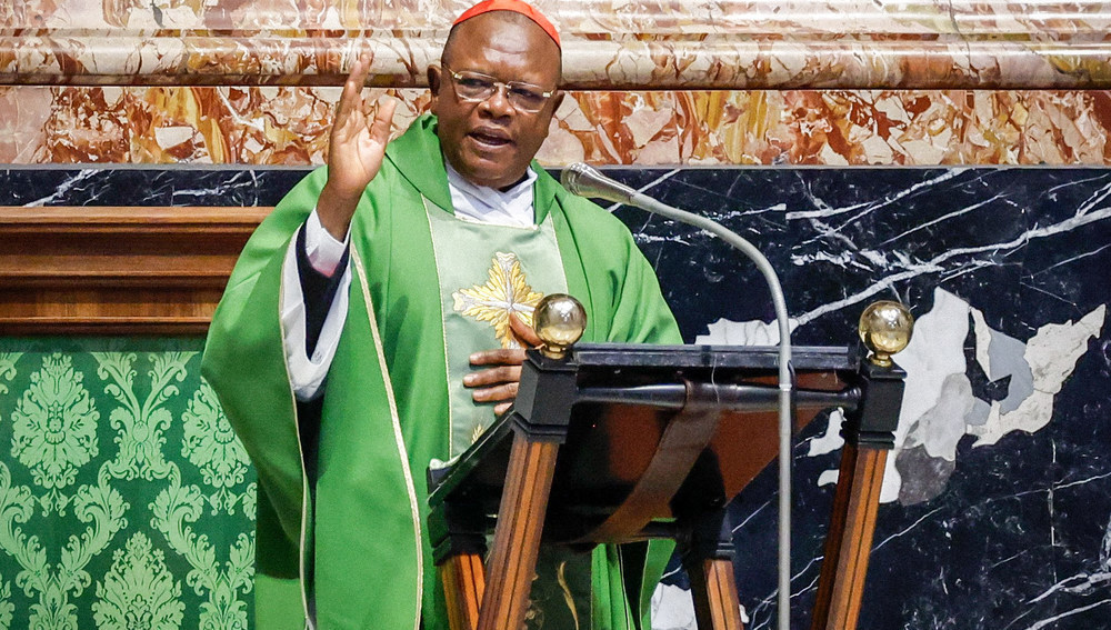Kardinal Fridolin Ambongo Besungu, Erzbischof von Kinshasa (Kongo), und Präsident des Symposiums der Bischofskonferenzen von Afrika und Madagaskar, erteilt den Segen bei einem Gottesdienst am 13. Oktober 2023 im Petersdom im Vatikan.