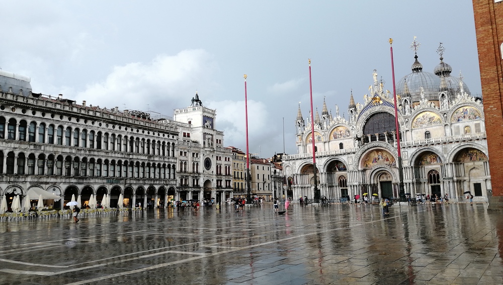 Markusplatz und Markusdom in Venedig bei Regen