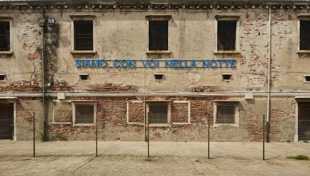 Installation 'Siamo con voi nella notte' von Claire Fontaine im Innenhof der Frauen-Haftanstalt Giudecca zum Vatikan-Pavillon bei der Biennale Venedig