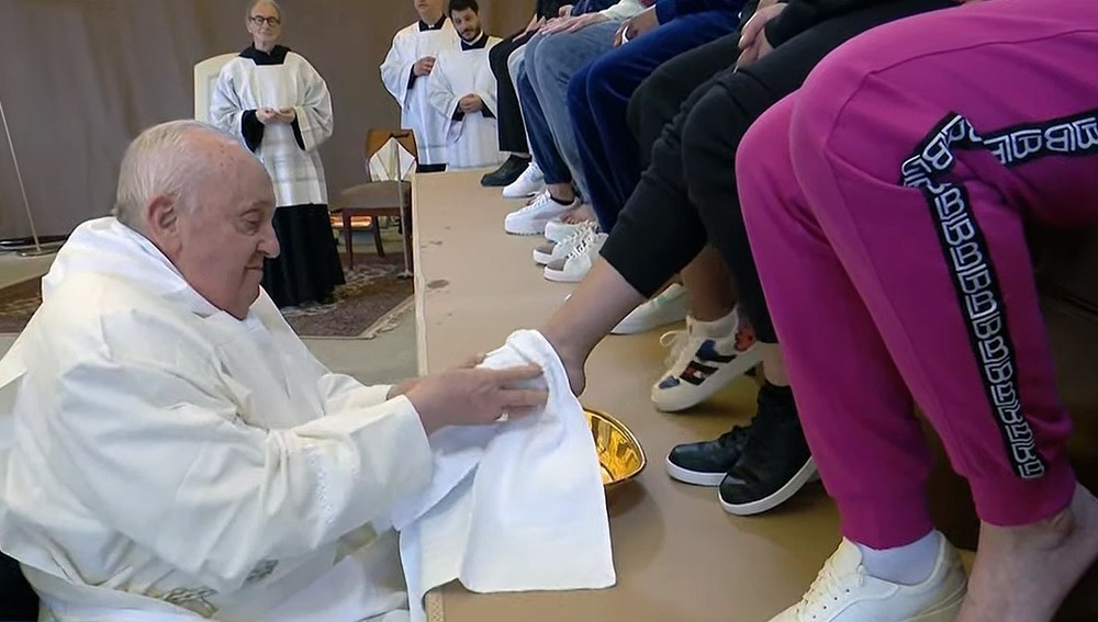 Papst wäscht Gefängnis-Insassinnen die Füße