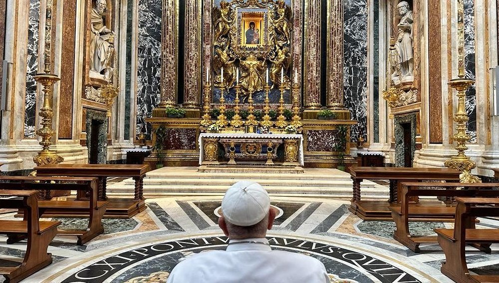 Papst betet vor Ikone 'Salus populi romani' in der Kirche Santa Maria Maggiore