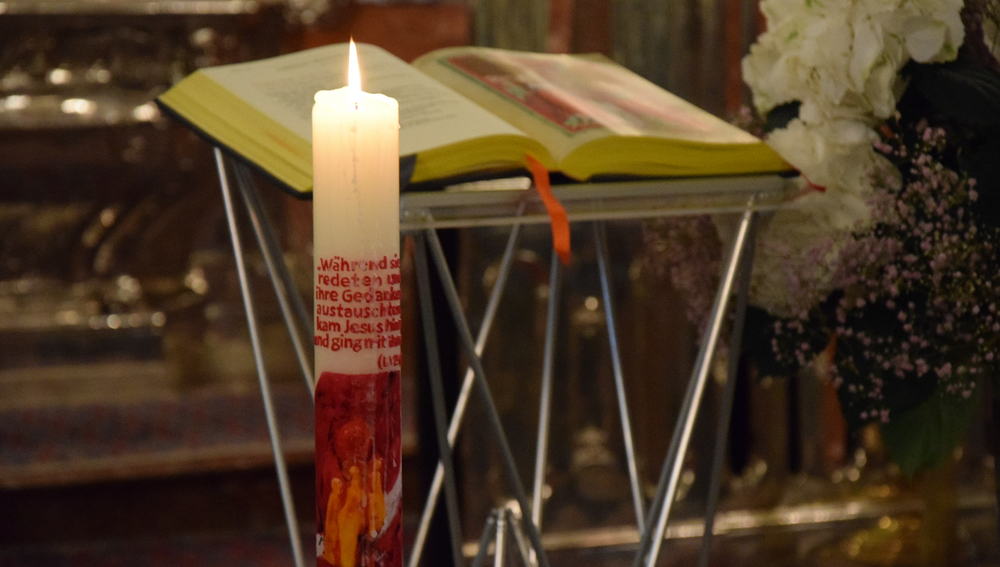 Evangeliar und Kerze