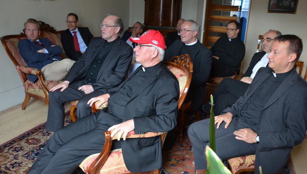 Bischöfe verfolgen EM-Fußballspiel Österreich-Ungarn
