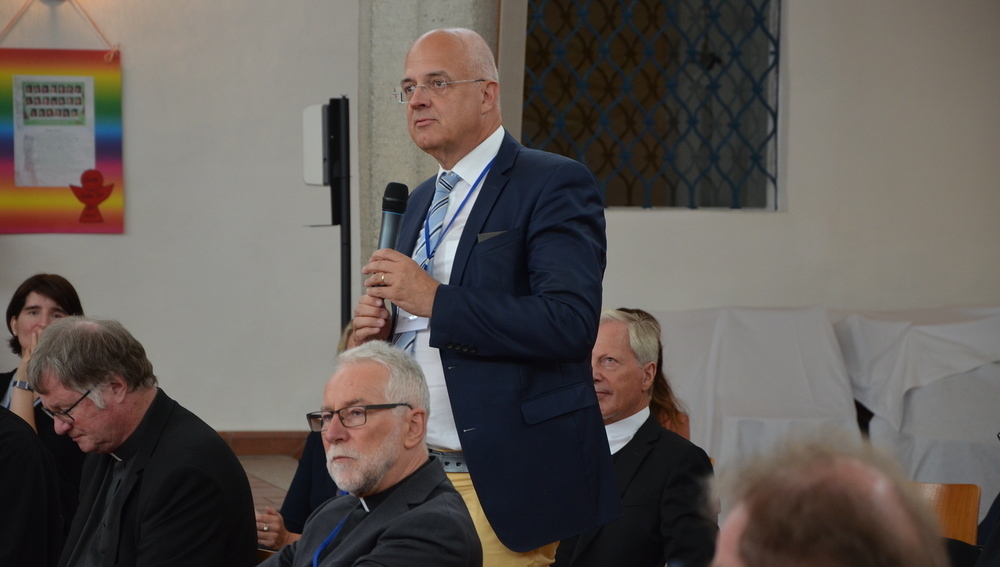 Vorsynodale Beratung der Bischofskonferenz in Mariazell - Blick ins Plenum - Laienratspräsident Wolfgang Mazal