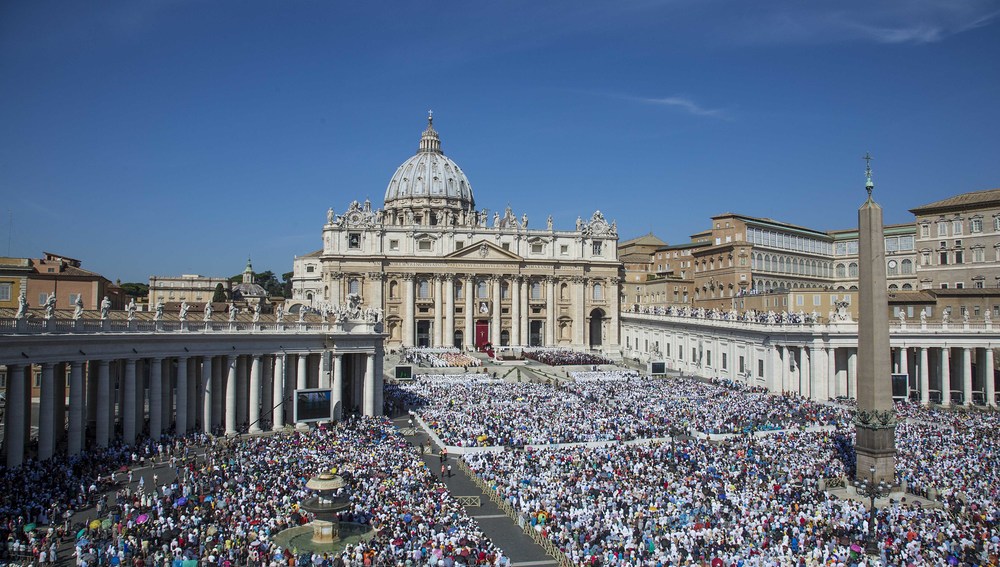 Blick auf den Petersplatz während der Heiligsprechung von Mutter Teresa am 4. September 2016 mit Papst Franziskus auf dem Petersplatz in Rom.