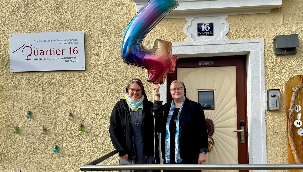 Sr. Angelika Garstenauer (rechts), Vereinsobfrau Quartier 16 und Generaloberin der Franziskanerinnen von Vöcklabruck und Sr. Ida Vorel, Leiterin Quartier 16