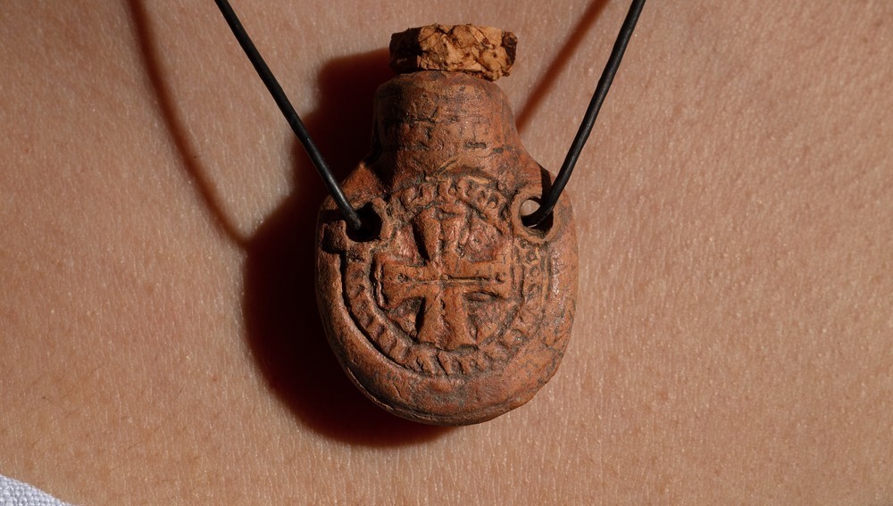 Pilgerfläschchen aus Ephesos; Die christlichen Pilgerampullen waren nur wenige Zentimeter groß und konnten um den Hals getragen werden. Sie enthielten geheiligte Substanzen, wie etwa heiligen Staub, die so von christlichen Pilgerstät