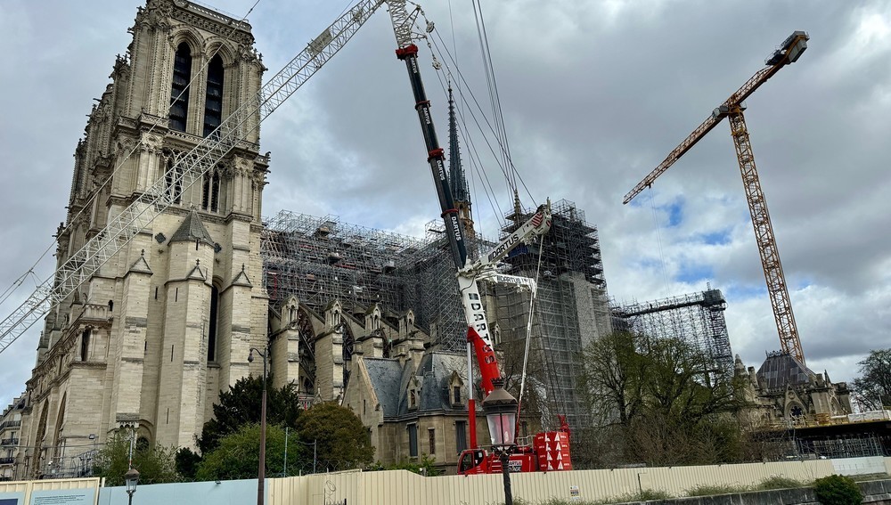Kathedrale Notre-Dame de Paris mit Baukränen