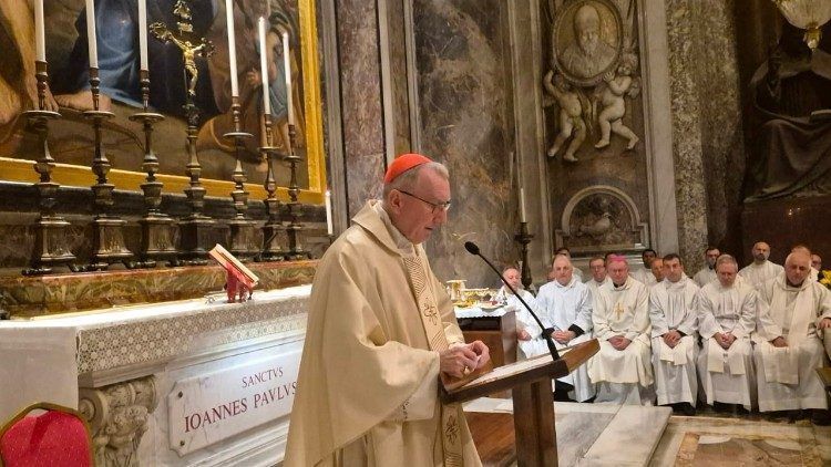 Kardinal Parolin bei Messe zum Gedenktag von Johannes Paul II. an dessen Grab