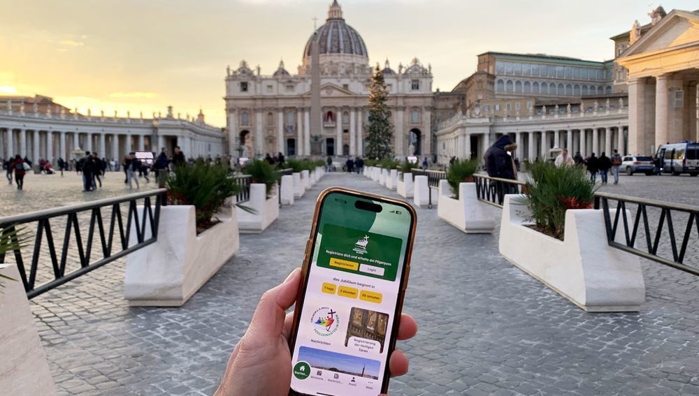 Handy-App zum Beginn des kirchlichen Jubiläumsjahres 2025 vor dem Petersdom in Rom