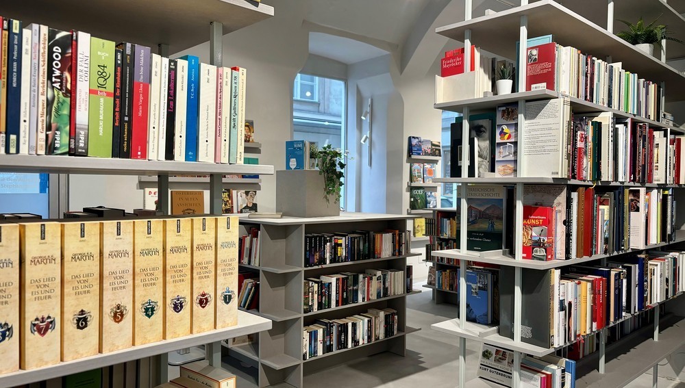 Buchsortiment im neuen 'Carla'-Second-Hand-Shop am Wiener Stephansplatz