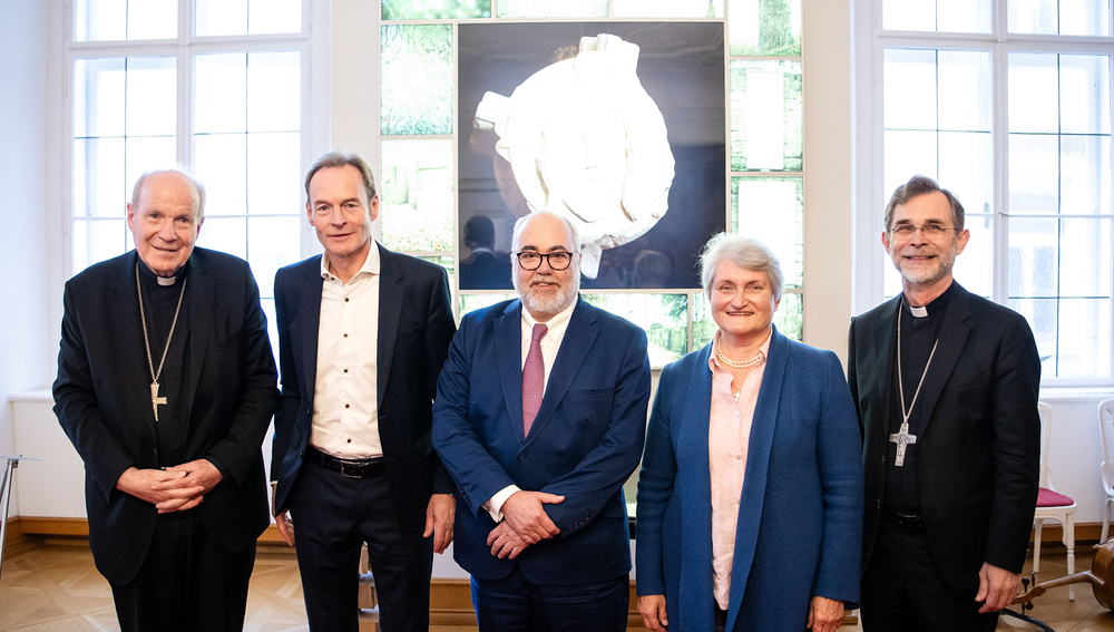 Verleihung am 16. April 2026 in Wien - v.l.: Kardinal Christoph Schönborn, Josef Weiss (Finanzkammer), Erich Ehn (Rechts- und Liegenschaftsangelegenheiten), Rita Kupka-Baier (Kontrollstelle), Erzbischof Josef Grünwidl