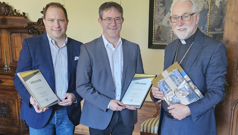 Bischof Marketz dankt Brüdern Heinz und Andreas Ellersdorfer für Schenkung von Fotoarchiv