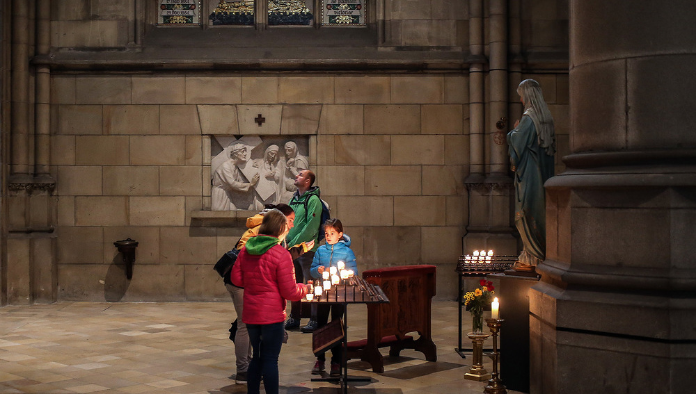 Jugendliche vor Marienstatue im Linzer Dom