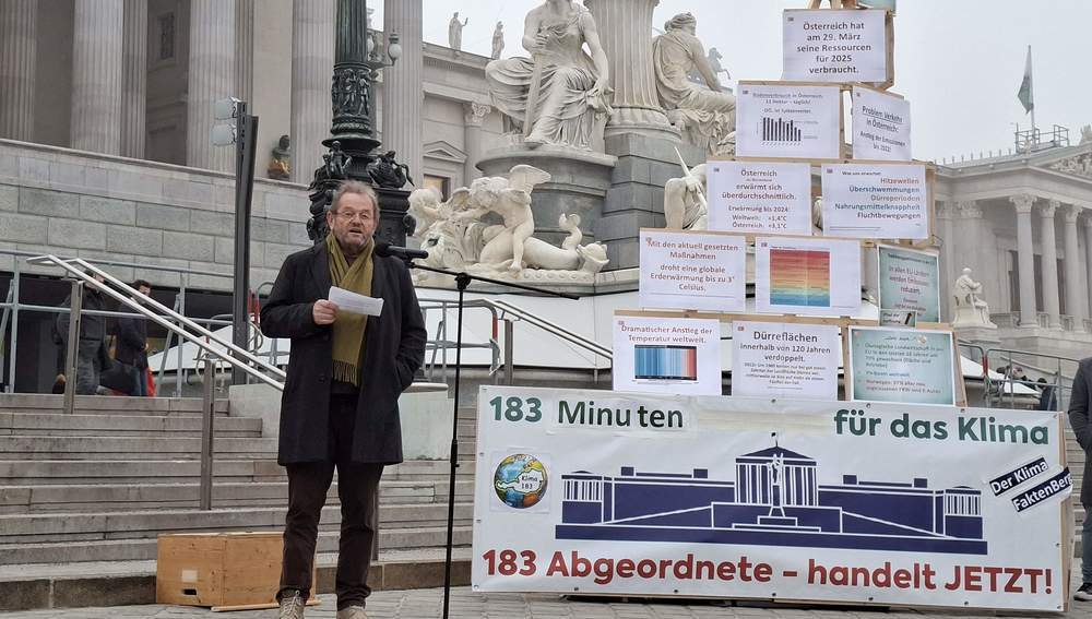 KAÖ-Präsident Ferdinand Kaineder bei Aktion '183 Minuten' vor Parlament