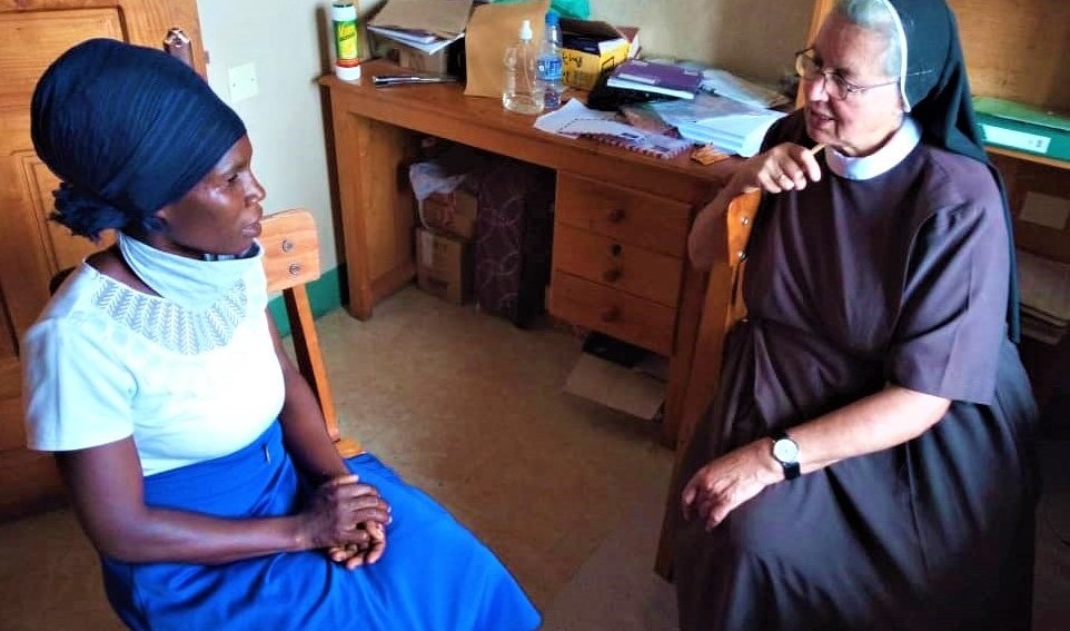 Im Jahr 2002 sind Marienschwestern vom Karmel aus Linz nach Uganda aufgebrochen, um den Menschen dort während des Bürgerkrieges zu helfen.