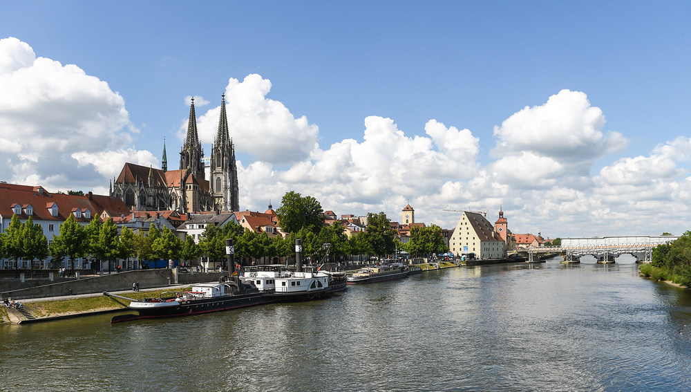 Panorama von Regensburg mit dem Dom und der die Steinerne Brücke am 31. Mai 2014.