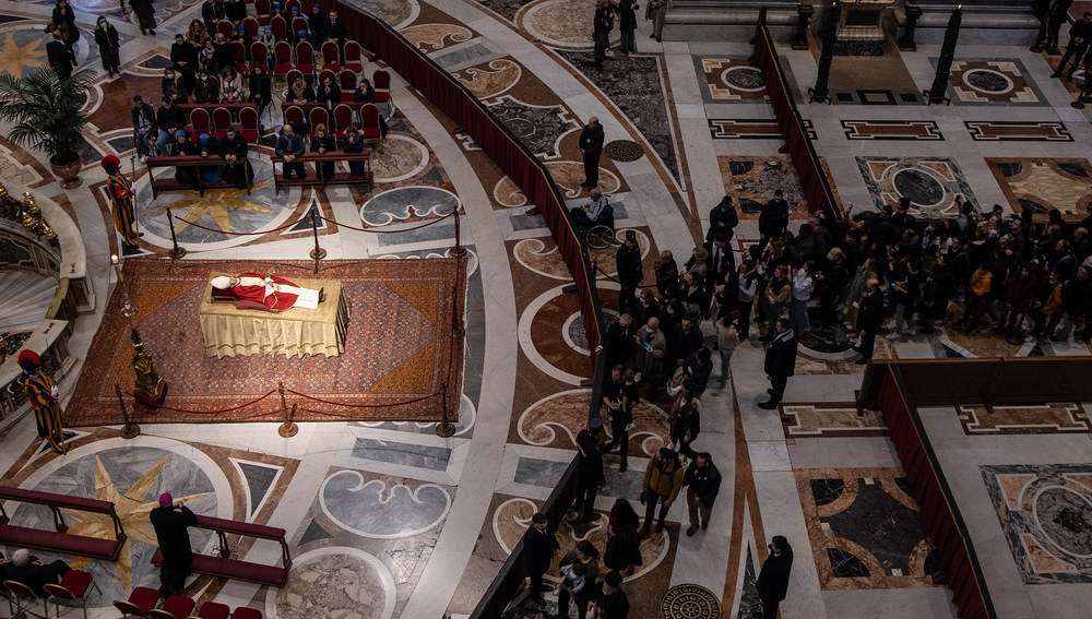 Aufgebahrter Leichnam von Papst Benedikt XVI. am 3. Januar 2023 im Petersdom im Vatikan.
