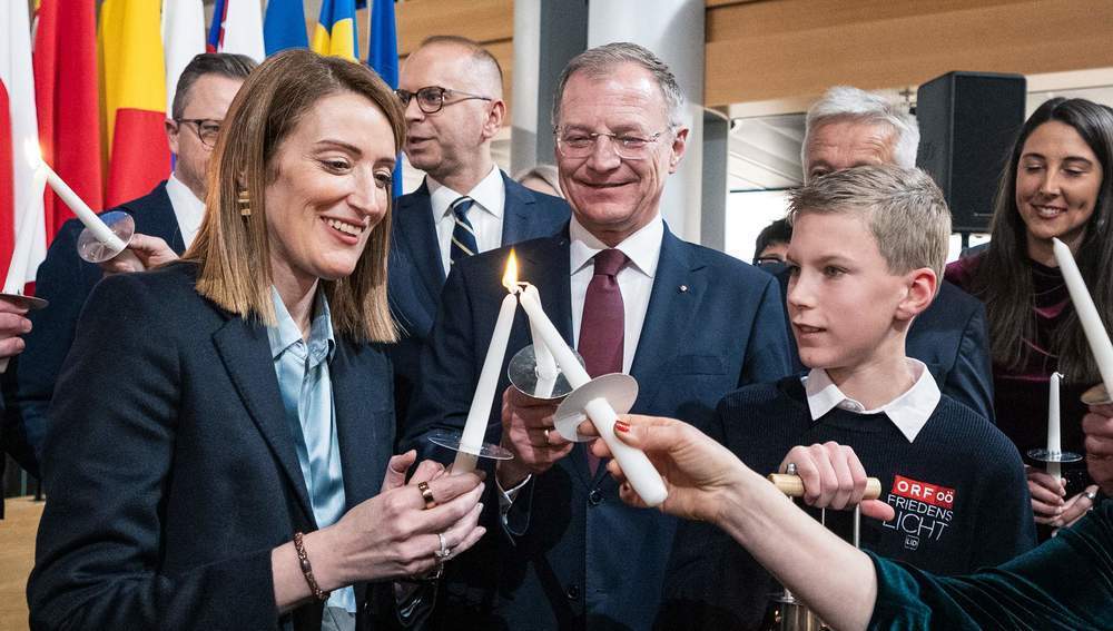 Florian Mitter übergibt Friedenslicht an EU-Parlamentspräsidentin Metsola