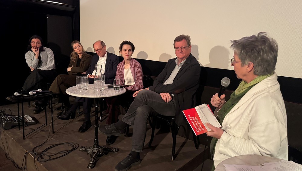 Veranstaltung im Wiener Admiral-Kino am 21. November 2025 - v.l.: Sebastian Bobik, Linda Kreuzer, Othmar Karas, Leokadia Grolmus, Christian Rathner, Regina Petrik