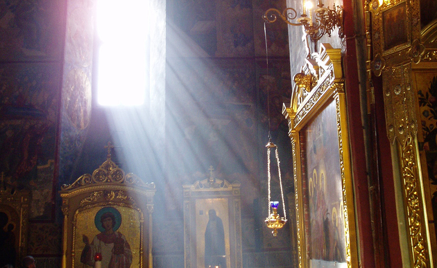 Licht fällt durch ein Fenster in einer russisch-orthodoxen Kirche in Moskau