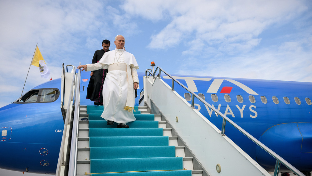 Papst Leo XIV. steigt aus dem Flugzeug am 27. November 2025 auf dem Flughafen in Ankara