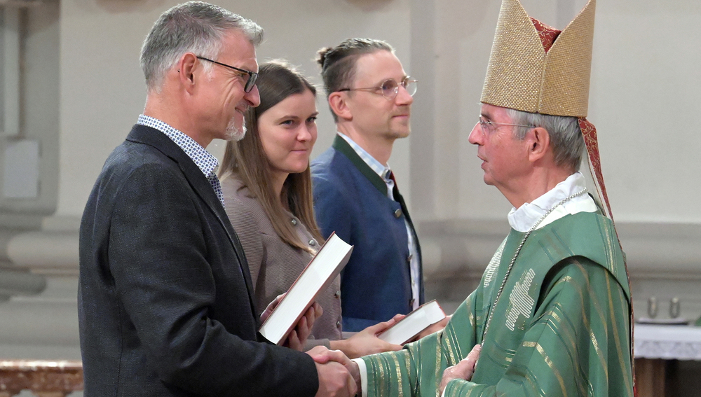 Neuen Pastoralassistenten der Erzdiözese Salzburg Bernadette Baumgartner, Stefan Mayr und Richard Frasl mit Weihbischof Hansjörg Hofer