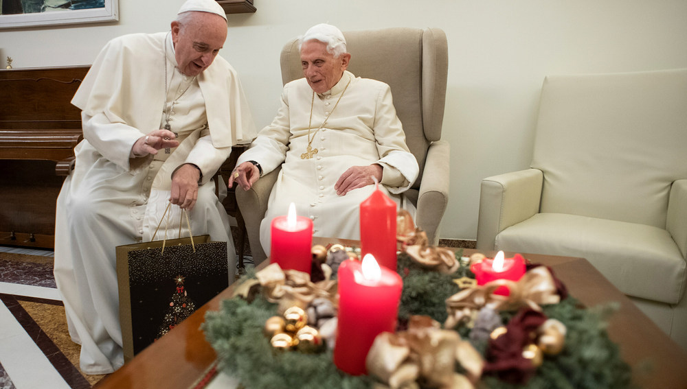 Papst Franziskus und der emeritierte Papst Benedikt XVI. (r.) am 21. Dezember 2018 im Vatikan.