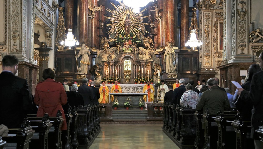 Kathpress 75 Jahre - Messe u. a. mit Kardinal Christoph Schönborn, Kirche Franziskanerkloster, Wien, 4. Mai 2022