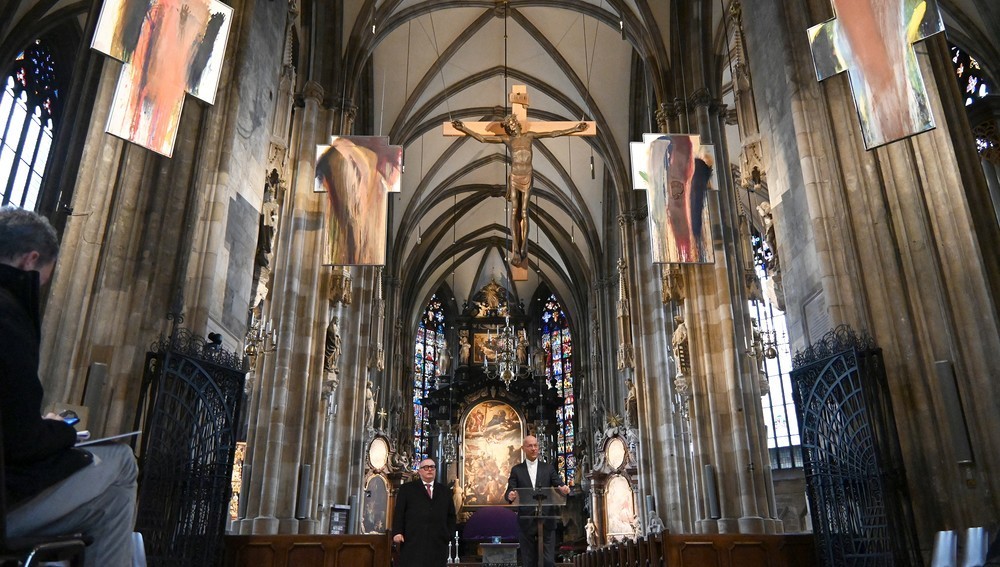Dompfarrer Toni Faber und Kunstsammler Werner Trenker unter Kreuzdarstellungen von Arnulf Rainer im Wiener Stephansdom