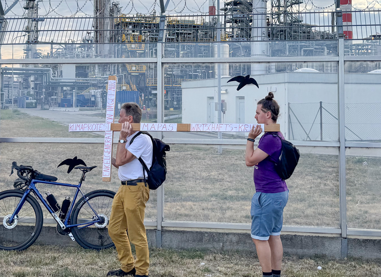Gedenken vor OMV-Raffinerie Opfer des Klimawandels