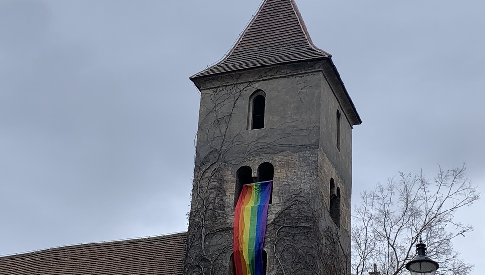 Kirche mit Regenbogenflagge