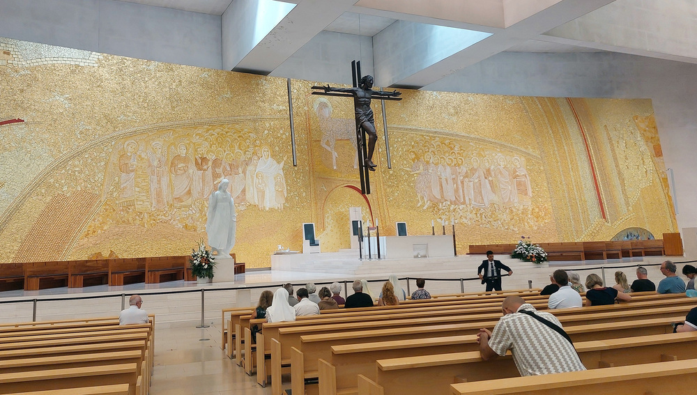 Altarraum der Basilika der Heiligen Dreifaltigkeit in Fatima mit Mosaiken von Marko Rupnik