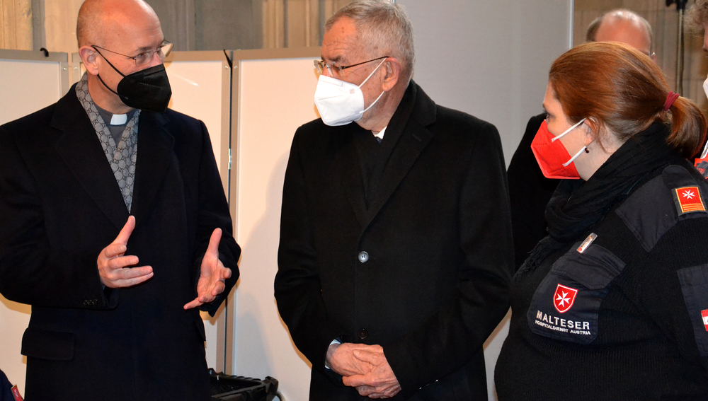 Dompfarrer Toni Faber, Bundespräsident Alexander Van der Bellen und die Leiterin der Impfstraße Gabrielle Scarimbolo
