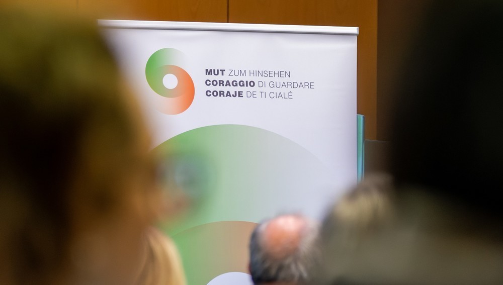 Leitwort 'Mut zum Hinsehen' auf Plakat bei Fachtagung der Diözese Bozen-Brixen gegen Missbrauch in der Kirche