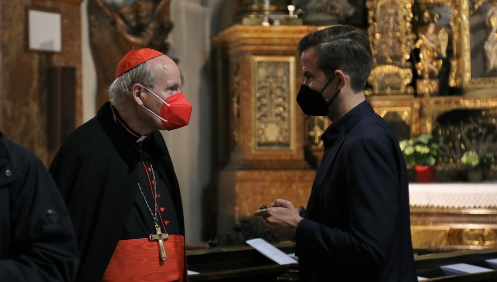Kathpress 75 Jahre - Kardinal Christoph Schönborn und 'kath.ch'-Redaktionsleiter Raphael Rauch, Kirche Franziskanerkloster, Wien, 4. Mai 2022