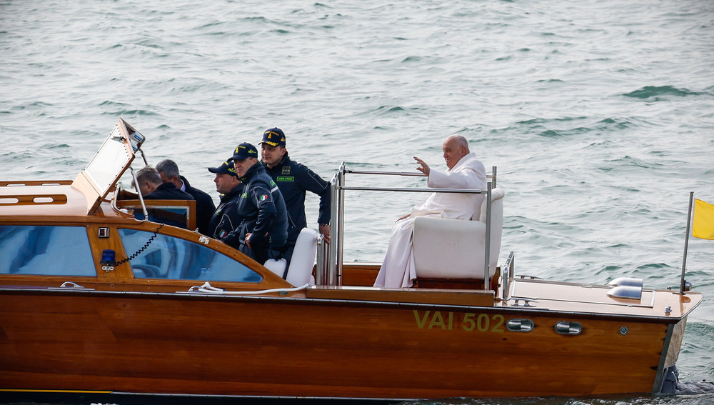 Papst Franziskus fährt mit dem Boot von der Insel Giudecca zur Basilika Santa Maria della Salute in Venedig (Italien) am 28. April 2024.