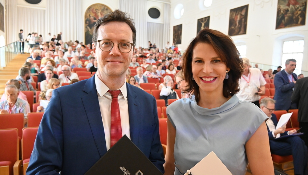 Eröffnung der Salzburger Hochschulwochen am 3. August 2026 - v.l.: Prof. Martin Dürnberger (Obmann), Karoline Edtstadler (Landeshauptfrau)