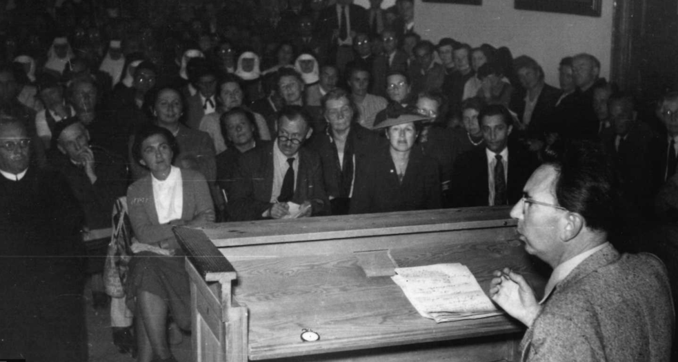 Frankl referiert bei den 'Salzburger Hochschulwochen' 1957 über das Thema 'Der Beitrag der Psychotherapie zu unserem Menschenbild'
