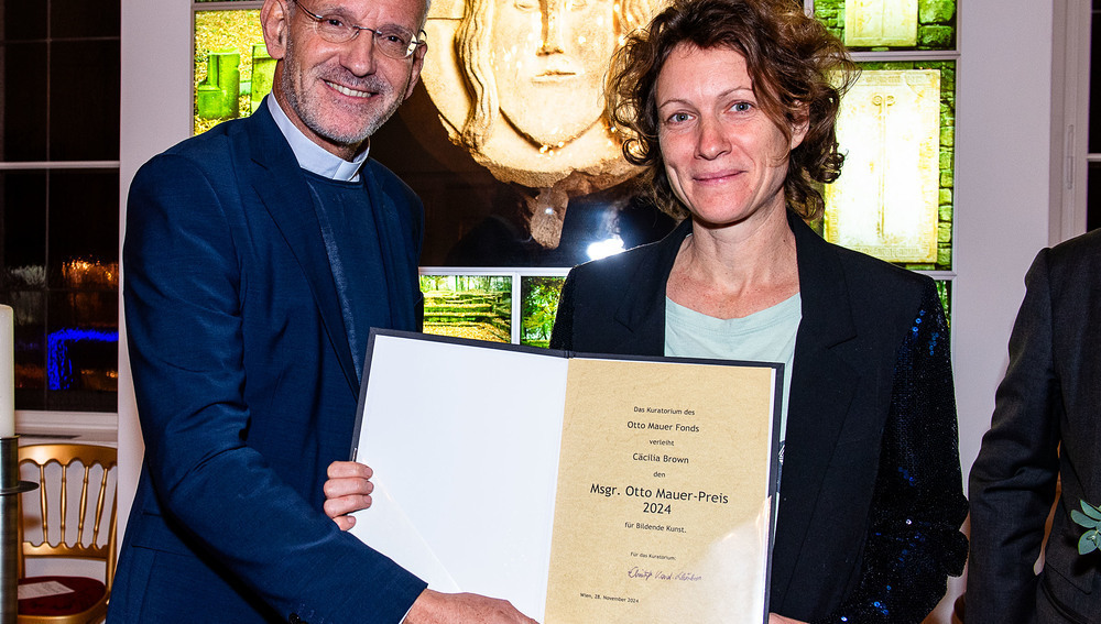Nikolaus Krasa, Generalvikar der Erzdiözese Wien übergibt an Cäcilia Brown den Msgr. Otto Mauer-Preis für bildende Kunst 2024