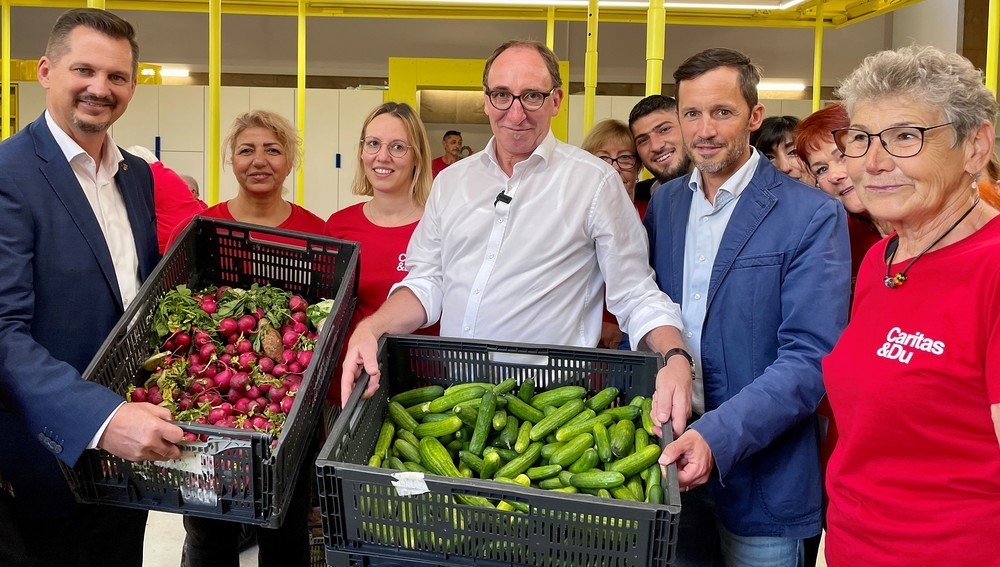 Caritasdirektor Klaus Schwertner und Sozialminister Johannes Rauch bei der Eröffnung des Le+O-Sozialmarkts in Wien-Favoriten