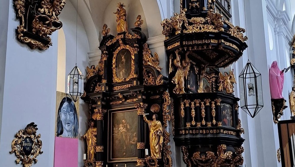 'Scheinheilig': Kunstintervention in der Stadtpfarrkirche Leoben