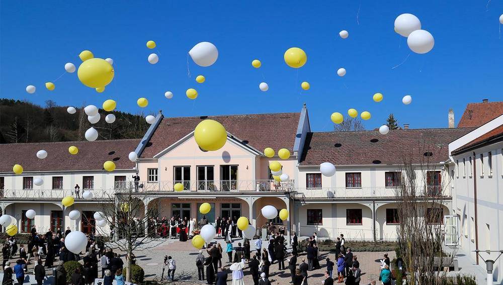 Luftballone bei der 90-Jahres-Feier für Benedikt XVI.