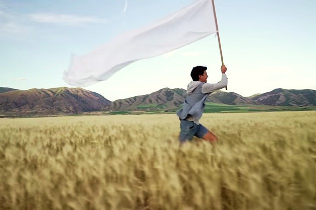 Jugendlicher mit Friedensfahne