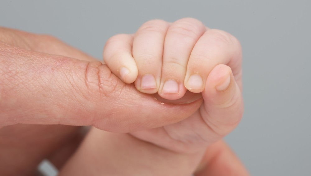 Frauenhand und Baybfinger