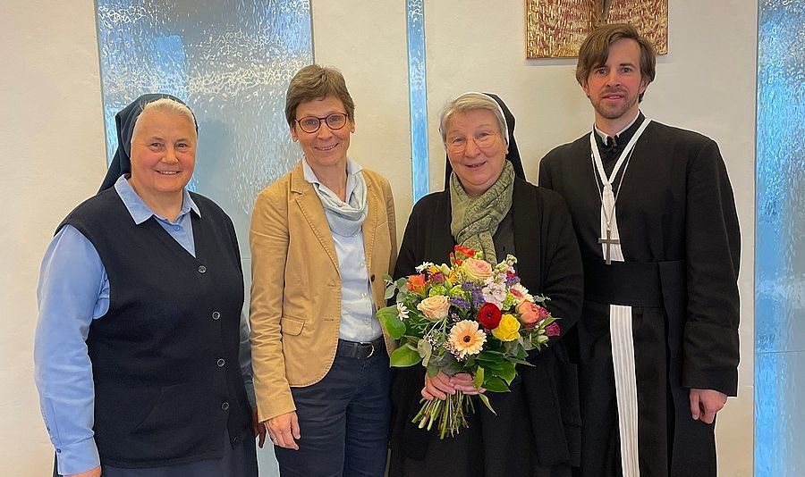 v.l.: Sr. Katharina Laner, Sr. Cristine Rod, Sr. Sonja Dolesch, Propst Bernhard Mayrhofer