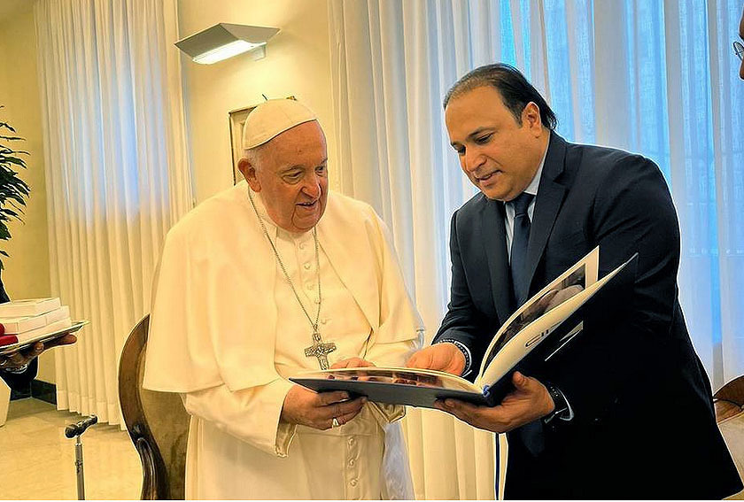 Papst Franziskus und KAICIID-Generalsekretär Zuhair Alharthi am 7. Juni 2023 im Vatikan