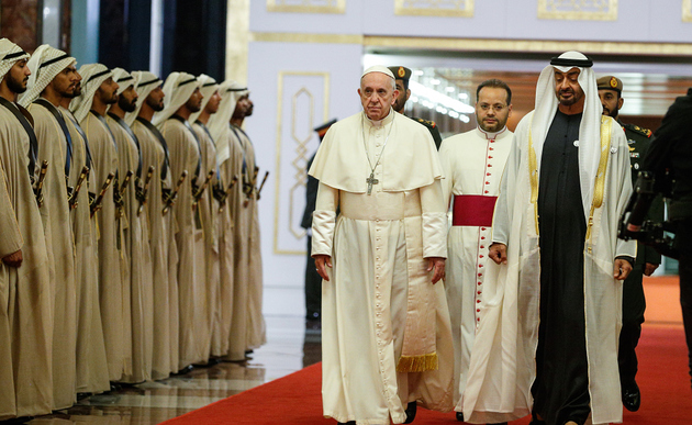 Papst Franziskus und Muhammad bin Zayed Al Nahyan, Kronprinz der Vereinigten Arabischen Emirate, bei der Ankunft des Papstes in Abu Dhabi am 3. Februar 2019.
