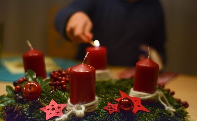 Adventkranz mit roten Kerzen